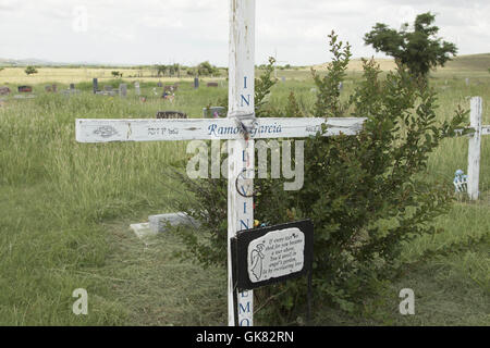 Lawton, Oklahoma, USA. 8. November 2016. Handgemachte hölzerne Kreuze markieren die Gräber in einem alten indianischen Friedhof in der Nähe von Wichita Mountains Wildlife Refuge. Die Hütte befindet sich im südwestlichen Oklahoma in der Nähe von Lawton, entstand im Jahre 1901. Im Jahre 1907 transportiert die American Bison Society 15 Bison, sechs Stiere und neun Kühe aus dem New York Zoological Park bis zur Schutzhütte. Zu diesem Zeitpunkt hatte Bison ausgestorben in den südlichen Great Plains seit 30 Jahren. Die Bison Herde jetzt zahlen etwa 650 auf der Hütte. Späteren Longhorn steuert und Elch befanden sich dort. Es ist die älteste Anlage verwaltete Tierwelt ich Stockfoto