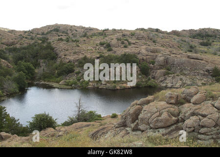 Lawton, Oklahoma, USA. 8. November 2016. Die Felsformationen in der Charon Wildnis sind sind ein Liebling für Bergsteiger und Wanderer. Im Jahre 1901 gegründet, ist Wichita Mountains Wildlife Refuge in der Nähe von Lawton, Oklahoma, eines mehr als 556 Rückzugsgebiete in den Vereinigten Staaten verwaltet. Refugio 59.020 Hektar beherbergt ein seltenes Stück aus der Vergangenheit. Die Schutzhütte bietet Lebensraum für große native weidenden Tiere wie Bisons, Rocky Mountain Elche und Weißwedelhirsche. Texas Longhorn Rindern teilen auch Zuflucht Weideflächen als kulturelles und historisches Erbe Spezies. Wenn Präsident Teddy Roosevelt wollen Stockfoto