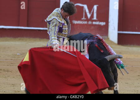 18. August 2016. 18. August 2016. MaLaga, Spanien - spanischen Torero Julian Lopez "El Juli" kämpft gegen seinen ersten Stier des Abends während der August-Messe in La Malagueta Stierkampfarena in Malaga, Andalusien, Spanien am 18. August 2016 statt. Bildnachweis: Fotos Lorenzo Carnero/ZUMA Draht/Alamy Live-Nachrichten Stockfoto