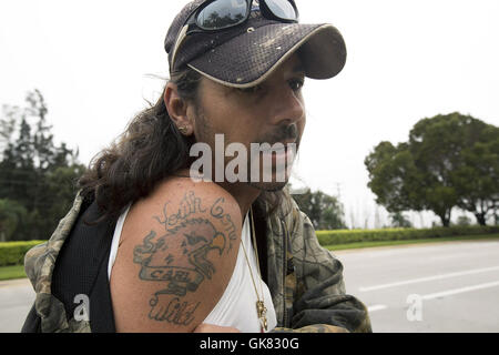 Pembroke Pines, Florida, USA. 8. November 2016. Ein Fan von den Eagles in Pembroke Pines. Florida fletscht seine Tätowierung. Die Eagles waren Mitte Januar geboren. Die Erwachsenen Adler lebt seit 2008 in ihr Nest. © J Pat Carter/ZUMA Draht/Alamy Live-Nachrichten Stockfoto