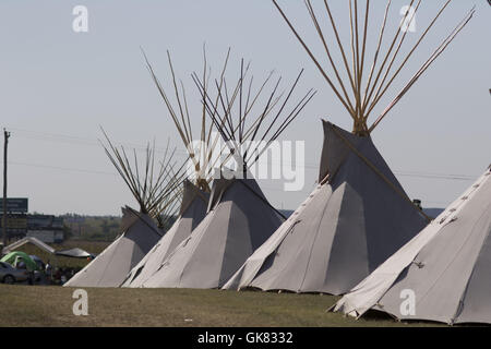 Elgin, Florida, USA. 8. November 2016. Traditionelle Tipis säumen den Parkplatz am Hauptsitz Comanche Nation weiterspielst Menschen Hand während der Comanche-Messe in Elgin, Oklahoma. Die beiden Teams spielen Handspiel können variieren in der Größe, jedes Team (das Team '' versteckt '' und '' erraten '' Team) müssen einen Kapitän. Das Spiel ist mit zwei Paaren von "Bones", jedes Paar bestehend aus einer Ebene und einem gestreiften Knochen gespielt. Jeder Stamm entscheidet welche Knochen wird erraten, unifarben oder gestreiften Knochen. Oklahoma-Indianer nennen in der Regel für den gestreiften Bone. Die beiden Teams '' versteckt '' und '' raten, '' si Stockfoto