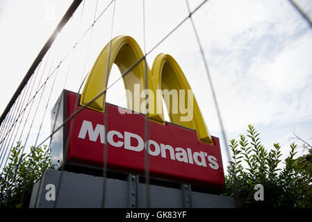 München, Deutschland. 18. August 2016. Ein Zaun blockiert den Eingang zum McDonalds am Einkaufstempel Olympia Einkaufszentrum in München, Deutschland, 18. August 2016. Ein 18-j hrige getötet 9 Personen hier bei einem Amoklauf am 22. Juli. Foto: MATTHIAS BALK/DPA/Alamy Live-Nachrichten Stockfoto