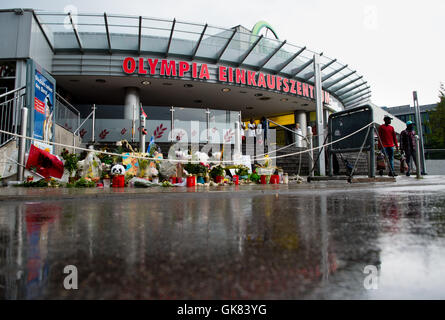 München, Deutschland. 18. August 2016. Blumen und Kerzen außerhalb der Einkaufstempel Olympia Einkaufszentrum in München, Deutschland, 18. August 2016. Ein 18-j hrige getötet 9 Personen hier bei einem Amoklauf am 22. Juli. Foto: MATTHIAS BALK/DPA/Alamy Live-Nachrichten Stockfoto