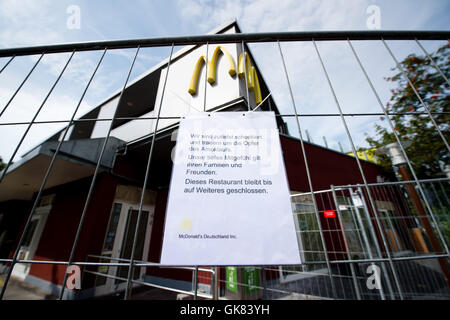 München, Deutschland. 18. August 2016. Ein Zeichen außerhalb der McDonalds am Einkaufszentrum Olympia Einkaufstempel erklärt, dass die Branche bis auf weiteres in München, Deutschland, 18. August 2016 geschlossen ist. Ein 18-j hrige getötet 9 Personen hier bei einem Amoklauf am 22. Juli. Foto: MATTHIAS BALK/DPA/Alamy Live-Nachrichten Stockfoto