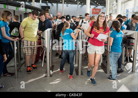 Köln, Deutschland. 18. August 2016. Besucher am Eingang zur Gamescom Gaming-Convention in Köln, Deutschland, 18. August 2016. Die Gamescom Gaming Convention läuft vom 17. bis 21. August 2016. Foto: MARIUS BECKER/DPA/Alamy Live-Nachrichten Stockfoto