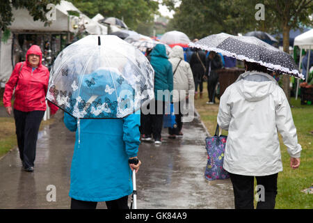 Southport Flower Show, Merseyside, England. 19. August 2016: Starkregen konnte nicht dämpfen die Geister von den Besuchern der diesjährigen Southport Flower Show.  Regenschirme und Gummistiefel waren die Top-Mode-Tipp des Tages. Die größte unabhängige Flower Show in England, erwartet Tausende von Besuchern über die viertägige Veranstaltung.  Bildnachweis: MediaWorld Bilder/Alamy Live-Nachrichten Stockfoto