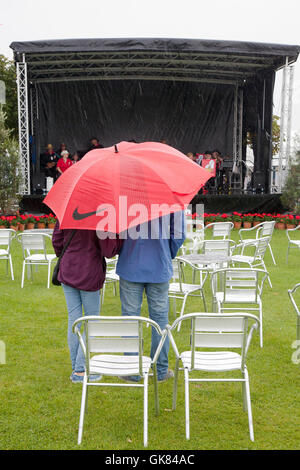 Southport Flower Show, Merseyside, England. 19. August 2016: Starkregen konnte nicht dämpfen die Geister von den Besuchern der diesjährigen Southport Flower Show.  Regenschirme und Gummistiefel waren die Top-Mode-Tipp des Tages. Die größte unabhängige Flower Show in England, erwartet Tausende von Besuchern über die viertägige Veranstaltung.  Bildnachweis: MediaWorld Bilder/Alamy Live-Nachrichten Stockfoto