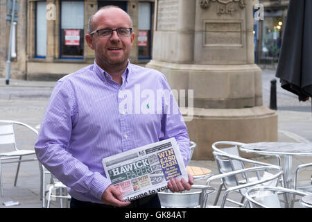 Hawick, UK. 19. August 2016. Neue Zeitung für Hawick. Jason Marshall, Herausgeber und co-Besitzer (mit Frau Rachel) die neueste Zeitung in den Scottish Borders. Das erste neue Papier in der Stadt seit rund 30 Jahren wird es Gemeinschaftsnachrichten, Sport, Briefe und Funktionen verfügen. Mit einer Startauflage von 3000 es erhofft man sich Unterstützung durch die Gemeinschaft wird dieser junge Titel wachsen zu sehen. Jason ein ehemaliger u-Boot und Editor mit Tweeddale Press LedStyles.de Johnston Press, fiel Opfer zu den letzten Kürzungen, wollen die Zeitung Gruppe Credit: Rob Gray/Alamy Live News Stockfoto