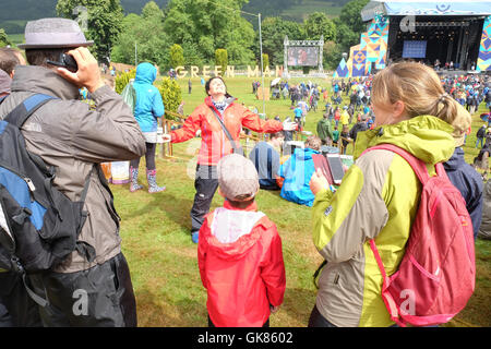 Grüner Mann Festival, Wales, UK August 2016. Die Sonne macht ein sehr kurzer Auftritt am Mittag nur für ein paar Minuten vor dem Nieselregen am 2. Tag des grünen Mannes Music Festival am Crickhowell, Powys - über 25.000 Musik kehrt zurück, dass Fans werden das Festival am Wochenende zu besuchen. Stockfoto