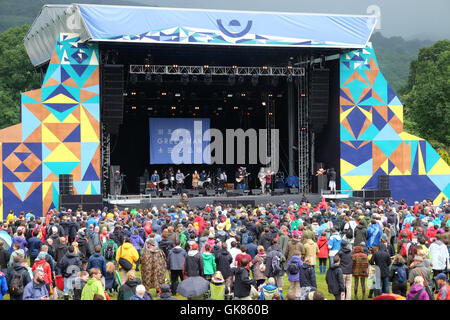 Grüner Mann Festival, Wales, UK August 2016. Regen fällt am 2. Tag des grünen Mannes Music Festival am Crickhowell, Powys - The Oh Hellos führen auf die Bergetappe vor einer großen Menschenmenge im Nieselregen hören. Mehr als 25.000 Musik-Fans werden das Festival am Wochenende zu besuchen. Stockfoto