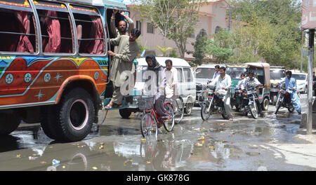 Pendler, die durch stagnierende Kanalisation Wasser welche schaffen Probleme für Autofahrer als auch für Fußgänger zu, in der Nähe Prinz Chowk von Quetta auf Freitag, 19. August 2016. Stockfoto