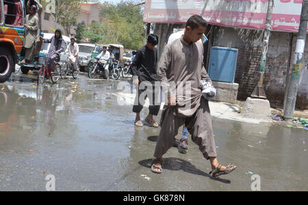 Pendler, die durch stagnierende Kanalisation Wasser welche schaffen Probleme für Autofahrer als auch für Fußgänger zu, in der Nähe Prinz Chowk von Quetta auf Freitag, 19. August 2016. Stockfoto