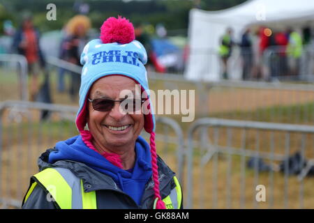 Henley, UK. 19. August 2016. Rückspulen Sie zu, South 80er Jahre Musik-Festival, Henley-on-Thames. Trotz des regnerischen Wetters waren die Feiernden für den Anlass gekleidet. Bildnachweis: Uwe Deffner/Alamy Live-Nachrichten Stockfoto