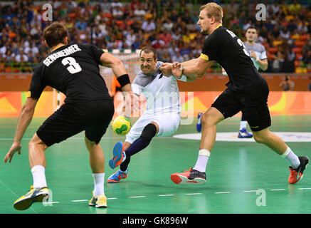 Rio De Janeiro, Brasilien. 19. August 2016. Uwe Gensheimer (L) und Julius Kuehn Deutschlands und Michael Guigou Frankreichs in Aktion während der Herren Halbfinale übereinstimmen zwischen Frankreich und Deutschland der Handball-Events während der Rio Olympischen Spiele 2016 in Rio De Janeiro, Brasilien, 19. August 2016. Foto: Lukas Schulze/Dpa/Alamy Live News Stockfoto