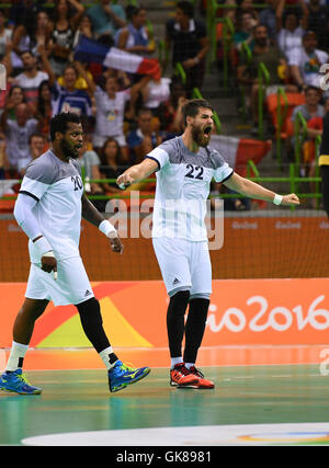 Rio De Janeiro, Brasilien. 19. August 2016. CEDIC Sorhaindo (L) und Luka Karabatic Frankreichs reagieren während der Herren Halbfinale Spiel zwischen Frankreich und Deutschland der Handball-Events während der Rio Olympischen Spiele 2016 in Rio De Janeiro, Brasilien, 19. August 2016. Foto: Lukas Schulze/Dpa/Alamy Live News Stockfoto