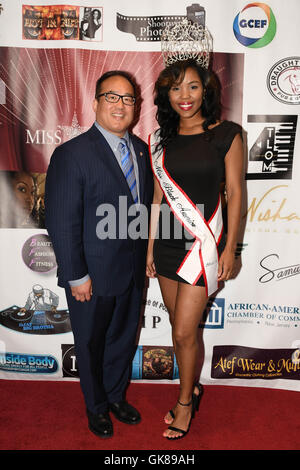 Philadelphia, Pennsylvania, USA. 19. August 2016. Philadelphia Stadtrat DAVID OH, mit der amtierenden Miss Black America, JELISA BARRINGER, an der Miss Black America Festzug Presser statt im Philadelphia Center City Macys. Der 48. jährliche Miss Black America Pageant in Philadelphia auf der Temple University © Ricky Fitchett/ZUMA Wire statt/Alamy Live News Stockfoto