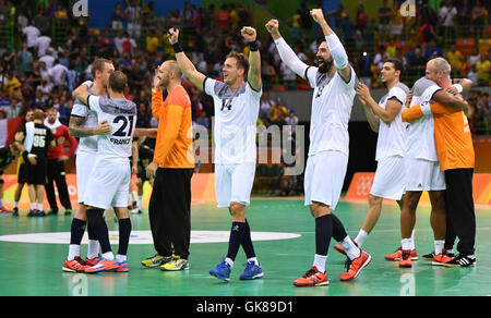 Rio De Janeiro, Brasilien. 19. August 2016. Französische Spieler feiern nach dem Gewinn der Männer Halbfinale Spiel zwischen Frankreich und Deutschland der Handball-Events während der Rio Olympischen Spiele 2016 in Rio De Janeiro, Brasilien, 19. August 2016. Foto: Lukas Schulze/Dpa/Alamy Live News Stockfoto