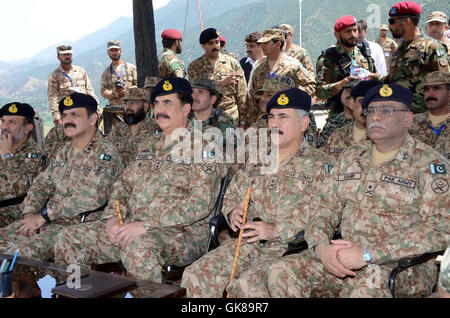 Khyber Agentur. 19. August 2016. Veröffentlicht von Pakistans Inter Service Public Relations (ISPR) am 19. August 2016, Foto zeigt Pakistan Army Chief General Raheel Sharif (3. R) sitzt mit Truppen in Nordwest-Pakistan Khyber Agentur. Pakistanische Armee Chief General Raheel Sharif am Freitag besucht Truppen in einer bergigen Region, wo die Sicherheitskräfte die militanten kämpfen zu blockieren ihre grenzüberschreitenden Bewegung, das Militär, sagte. © ISPR/Xinhua/Alamy Live-Nachrichten Stockfoto