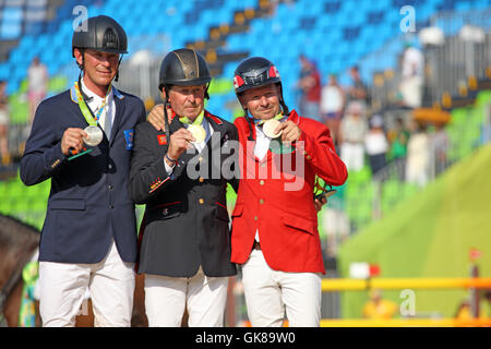 Rio de Janeiro, Brasilien. 19th. August 2016. Mitte - Nick Skelton GBR, Goldmedaillengewinner in der Olympia-Reitschau Springen links - Peder Fredricson von Schweden, Silbermedaillengewinner rechts - Eric Lamaze von Kanada, Bronzemedaillengewinner in Rio de Janeiro, Brasilien. Stockfoto