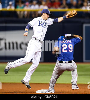 St. Petersburg, Florida, USA. 19. August 2016. WILL VRAGOVIC | Times.Texas Rangers dritte Baseman Adrian Beltre (29) sicher am zweiten auf den Stopfer von Texas Rangers zweiter Basisspieler Rougned Geruch (12) als Tampa Bay Rays Shortstop Matt Duffy (5) springt für den Wurf von Tampa Bay Rays erster Basisspieler Brad Miller (13) im zweiten Inning des Spiels zwischen den Texas Rangers und den Tampa Bay Rays im Tropicana Field in St. Petersburg , Florida auf Freitag, 19. August 2016. © Willen Vragovic/Tampa Bay Times / ZUMA Draht/Alamy Live News Stockfoto