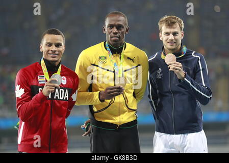 Rio De Janeiro, Brasilien. 19. August 2016. Goldmedaillengewinner Jamaica Usain Bolt (C), Silbermedaillengewinner Kanada Andre De Grasse (L), Bronzemedaillengewinner Frankreich Christophe Lemaitre besuchen die Preisverleihung für die Männer 200 m-Finale der Leichtathletik bei den Rio Olympischen Spielen 2016 in Rio De Janeiro, Brasilien, am 19. August 2016. Bildnachweis: Ren Zhenglai/Xinhua/Alamy Live-Nachrichten Stockfoto