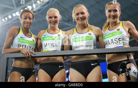 Rio De Janeiro, Brasilien. 19. August 2016. (L-R) Tatjana Pinto, Lisa Mayer, Gina Luckenkemper und Rebekka Haase von Deutschland nach dem Wettkampf in 4 x 100m Staffel-Finale der Olympischen Spiele 2016 Athletic, Track/Frauen- und Veranstaltungen im Olympiastadion während der Rio 2016 Olympischen Spiele in Rio De Janeiro, Brasilien, 19. August 2016 zu reagieren. Foto: Michael Kappeler/Dpa/Alamy Live News Stockfoto