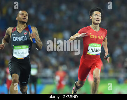 Rio De Janeiro, Brasilien. 19. August 2016. Chinas Zhang Peimeng (R) konkurriert die Männer 4x100m Staffel Finale der Leichtathletik bei den Rio Olympischen Spielen 2016 in Rio De Janeiro, Brasilien, am 19. August 2016. Bildnachweis: Yue Yuewei/Xinhua/Alamy Live-Nachrichten Stockfoto