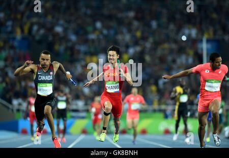 Rio De Janeiro, Brasilien. 19. August 2016. Chinas Zhang Peimeng (C) konkurriert die Männer 4x100m Staffel Finale der Leichtathletik bei den Rio Olympischen Spielen 2016 in Rio De Janeiro, Brasilien, am 19. August 2016. Bildnachweis: Yue Yuewei/Xinhua/Alamy Live-Nachrichten Stockfoto