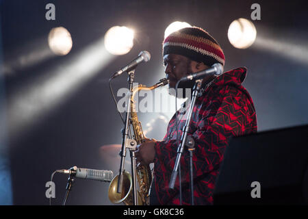 KAMASI WASHINGTON BAND, KONZERT, THE EPIC TOUR: BRECON, WALES, UK. August 2016. Tag eins des Green man Festivals 2016 im Glanusk Estate in Brecon, Wales. Pictured: Kamasi tritt an der Spitze der preisgekrönten Kamasi Washington Jazzband auf, die die Far Out Stage spielt. Bildnachweis: Rob Watkins. INFO: Kamasi Washington ist ein Jazzsaxophonist, Komponist und Bandleader, der für seine ausgedehnten, genreübergreifenden Werke bekannt ist. Sein Album The Epic aus Los Angeles brachte den Jazz aus dem Jahr 2015 mit Elementen aus Hip-Hop, Klassik und Soul wieder in Schwung und erlangte so viel Erfolg. Stockfoto