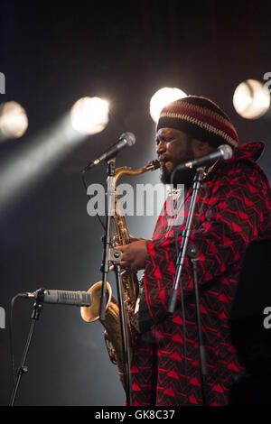 KAMASI WASHINGTON BAND, KONZERT, THE EPIC TOUR: BRECON, WALES, UK. August 2016. Tag eins des Green man Festivals 2016 im Glanusk Estate in Brecon, Wales. Pictured: Kamasi tritt an der Spitze der preisgekrönten Kamasi Washington Jazzband auf, die die Far Out Stage spielt. Bildnachweis: Rob Watkins. INFO: Kamasi Washington ist ein Jazzsaxophonist, Komponist und Bandleader, der für seine ausgedehnten, genreübergreifenden Werke bekannt ist. Sein Album The Epic aus Los Angeles brachte den Jazz aus dem Jahr 2015 mit Elementen aus Hip-Hop, Klassik und Soul wieder in Schwung und erlangte so viel Erfolg. Stockfoto