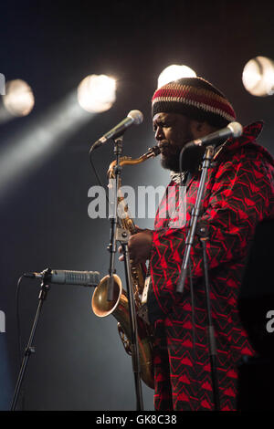 KAMASI WASHINGTON BAND, KONZERT, THE EPIC TOUR: BRECON, WALES, UK. August 2016. Tag eins des Green man Festivals 2016 im Glanusk Estate in Brecon, Wales. Pictured: Kamasi tritt an der Spitze der preisgekrönten Kamasi Washington Jazzband auf, die die Far Out Stage spielt. Bildnachweis: Rob Watkins. INFO: Kamasi Washington ist ein Jazzsaxophonist, Komponist und Bandleader, der für seine ausgedehnten, genreübergreifenden Werke bekannt ist. Sein Album The Epic aus Los Angeles brachte den Jazz aus dem Jahr 2015 mit Elementen aus Hip-Hop, Klassik und Soul wieder in Schwung und erlangte so viel Erfolg. Stockfoto