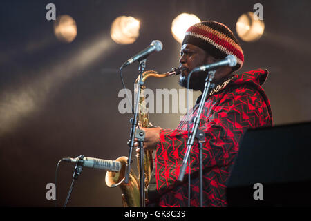 KAMASI WASHINGTON BAND, KONZERT, THE EPIC TOUR: BRECON, WALES, UK. August 2016. Tag eins des Green man Festivals 2016 im Glanusk Estate in Brecon, Wales. Pictured: Kamasi tritt an der Spitze der preisgekrönten Kamasi Washington Jazzband auf, die die Far Out Stage spielt. Bildnachweis: Rob Watkins. INFO: Kamasi Washington ist ein Jazzsaxophonist, Komponist und Bandleader, der für seine ausgedehnten, genreübergreifenden Werke bekannt ist. Sein Album The Epic aus Los Angeles brachte den Jazz aus dem Jahr 2015 mit Elementen aus Hip-Hop, Klassik und Soul wieder in Schwung und erlangte so viel Erfolg. Stockfoto