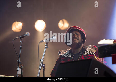 KAMASI WASHINGTON BAND, KONZERT, THE EPIC TOUR: BRECON, WALES, UK. August 2016. Tag eins des Green man Festivals 2016 im Glanusk Estate in Brecon, Wales. Pictured: Kamasi tritt an der Spitze der preisgekrönten Kamasi Washington Jazzband auf, die die Far Out Stage spielt. Bildnachweis: Rob Watkins. INFO: Kamasi Washington ist ein Jazzsaxophonist, Komponist und Bandleader, der für seine ausgedehnten, genreübergreifenden Werke bekannt ist. Sein Album The Epic aus Los Angeles brachte den Jazz aus dem Jahr 2015 mit Elementen aus Hip-Hop, Klassik und Soul wieder in Schwung und erlangte so viel Erfolg. Stockfoto