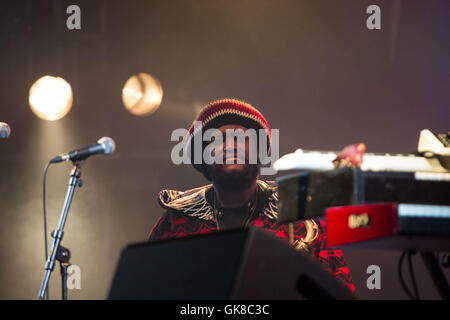 KAMASI WASHINGTON BAND, KONZERT, THE EPIC TOUR: BRECON, WALES, UK. August 2016. Tag eins des Green man Festivals 2016 im Glanusk Estate in Brecon, Wales. Pictured: Kamasi tritt an der Spitze der preisgekrönten Kamasi Washington Jazzband auf, die die Far Out Stage spielt. Bildnachweis: Rob Watkins. INFO: Kamasi Washington ist ein Jazzsaxophonist, Komponist und Bandleader, der für seine ausgedehnten, genreübergreifenden Werke bekannt ist. Sein Album The Epic aus Los Angeles brachte den Jazz aus dem Jahr 2015 mit Elementen aus Hip-Hop, Klassik und Soul wieder in Schwung und erlangte so viel Erfolg. Stockfoto