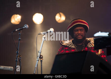 KAMASI WASHINGTON BAND, KONZERT, THE EPIC TOUR: BRECON, WALES, UK. August 2016. Tag eins des Green man Festivals 2016 im Glanusk Estate in Brecon, Wales. Pictured: Kamasi tritt an der Spitze der preisgekrönten Kamasi Washington Jazzband auf, die die Far Out Stage spielt. Bildnachweis: Rob Watkins. INFO: Kamasi Washington ist ein Jazzsaxophonist, Komponist und Bandleader, der für seine ausgedehnten, genreübergreifenden Werke bekannt ist. Sein Album The Epic aus Los Angeles brachte den Jazz aus dem Jahr 2015 mit Elementen aus Hip-Hop, Klassik und Soul wieder in Schwung und erlangte so viel Erfolg. Stockfoto