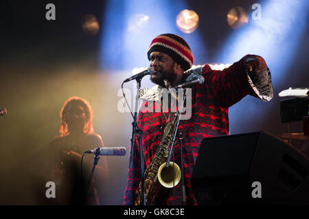 KAMASI WASHINGTON BAND, KONZERT, THE EPIC TOUR: BRECON, WALES, UK. August 2016. Tag eins des Green man Festivals 2016 im Glanusk Estate in Brecon, Wales. Pictured: Kamasi tritt an der Spitze der preisgekrönten Kamasi Washington Jazzband auf, die die Far Out Stage spielt. Bildnachweis: Rob Watkins. INFO: Kamasi Washington ist ein Jazzsaxophonist, Komponist und Bandleader, der für seine ausgedehnten, genreübergreifenden Werke bekannt ist. Sein Album The Epic aus Los Angeles brachte den Jazz aus dem Jahr 2015 mit Elementen aus Hip-Hop, Klassik und Soul wieder in Schwung und erlangte so viel Erfolg. Stockfoto