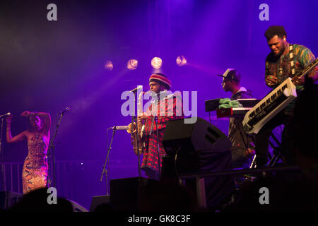 KAMASI WASHINGTON BAND, KONZERT, THE EPIC TOUR: BRECON, WALES, UK. August 2016. Tag eins des Green man Festivals 2016 im Glanusk Estate in Brecon, Wales. Pictured: Kamasi tritt an der Spitze der preisgekrönten Kamasi Washington Jazzband auf, die die Far Out Stage spielt. Bildnachweis: Rob Watkins. INFO: Kamasi Washington ist ein Jazzsaxophonist, Komponist und Bandleader, der für seine ausgedehnten, genreübergreifenden Werke bekannt ist. Sein Album The Epic aus Los Angeles brachte den Jazz aus dem Jahr 2015 mit Elementen aus Hip-Hop, Klassik und Soul wieder in Schwung und erlangte so viel Erfolg. Stockfoto