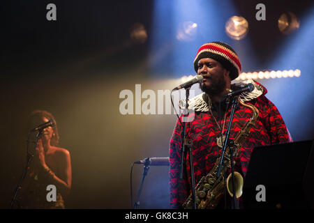 KAMASI WASHINGTON BAND, KONZERT, THE EPIC TOUR: BRECON, WALES, UK. August 2016. Tag eins des Green man Festivals 2016 im Glanusk Estate in Brecon, Wales. Pictured: Kamasi tritt an der Spitze der preisgekrönten Kamasi Washington Jazzband auf, die die Far Out Stage spielt. Bildnachweis: Rob Watkins. INFO: Kamasi Washington ist ein Jazzsaxophonist, Komponist und Bandleader, der für seine ausgedehnten, genreübergreifenden Werke bekannt ist. Sein Album The Epic aus Los Angeles brachte den Jazz aus dem Jahr 2015 mit Elementen aus Hip-Hop, Klassik und Soul wieder in Schwung und erlangte so viel Erfolg. Stockfoto