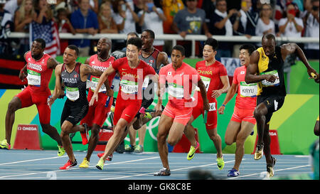 Rio De Janeiro, Brasilien. 19. August 2016. Chinas Zhang Peimeng (4 L) während die Männer 4x100m Staffel Finale der Leichtathletik bei den Rio Olympischen Spielen 2016 in Rio De Janeiro, Brasilien, am 19. August 2016 konkurriert. Bildnachweis: Wang Lili/Xinhua/Alamy Live-Nachrichten Stockfoto