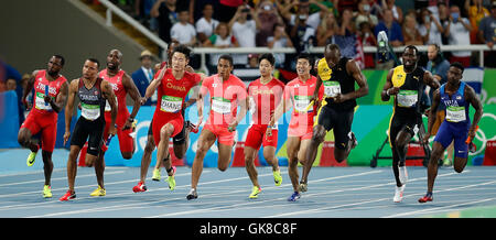 Rio De Janeiro, Brasilien. 19. August 2016. Chinas Zhang Peimeng (5 L) während die Männer 4x100m Staffel Finale der Leichtathletik bei den Rio Olympischen Spielen 2016 in Rio De Janeiro, Brasilien, am 19. August 2016 konkurriert. Bildnachweis: Wang Lili/Xinhua/Alamy Live-Nachrichten Stockfoto