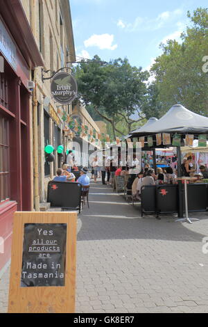 Menschen entspannen Sie in Salamanca Market in Hobart Tasmanien Australien. Stockfoto