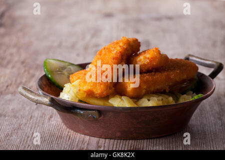 Fischstäbchen mit Kartoffelsalat Stockfoto