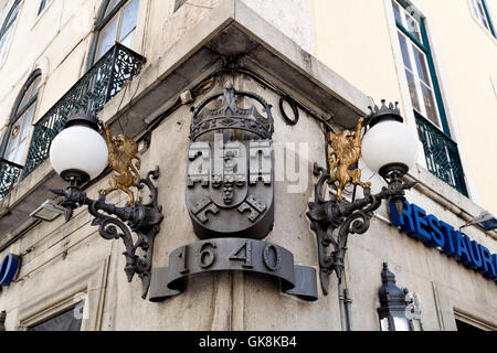 Schöne Dekorationen an der Ecke von einigen alten Gebäuden in Lissabon, Portugal Stockfoto