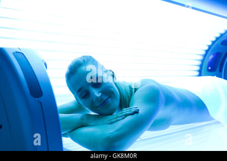 Frau im Solarium auf die Sonnenbank Stockfoto
