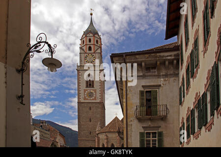St. Nikolaus und Passeirergasse in Meran Stockfoto