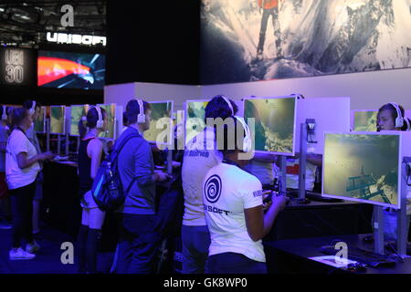 Köln, Deutschland. 18. August 2016. Ein Besucher spielt am Ubisoft-Stand auf der Gamescom-Messe. Die Welten größte Gaming-Messe Gamescom. Die Gamescom ist eine Fachmesse für Videospiele, die jährlich auf der Koelnmesse in Köln statt. Es wird von der BIU organisiert. Bildnachweis: Maik Boenisch/Pacific Press/Alamy Live-Nachrichten Stockfoto