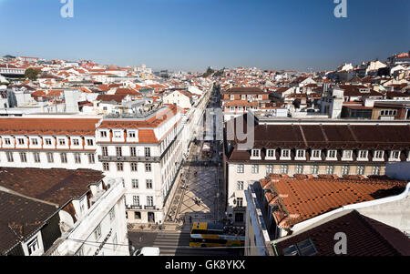 Stadtbild von der Suche auf die Augusta Street Bogen in Lissabon Portugal. Bietet die Fußgängerzone Einkaufsstraße Augusta Stockfoto