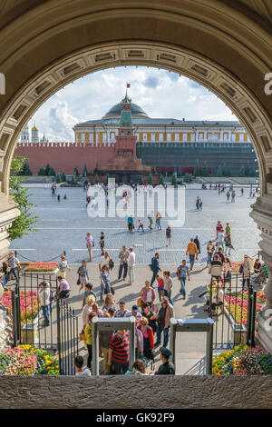 Menschen gehen durch einen Metalldetektor-Rahmen in der Nähe des Eingangs auf das Zahnfleisch vor dem Lenin-Mausoleum auf dem Roten Platz Stockfoto