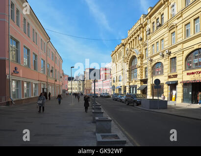 Ansicht der ältesten Straßen der Stadt Kuznetsky meisten, befindet sich im Zentrum von Moskau, verbindet Bolshaya Dmitrovka und Lubjanka Stockfoto