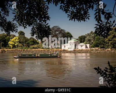 Kanal Schiff Segeln Syon Park vorbei auf dem Fluss Themse Iselworth London UK Stockfoto